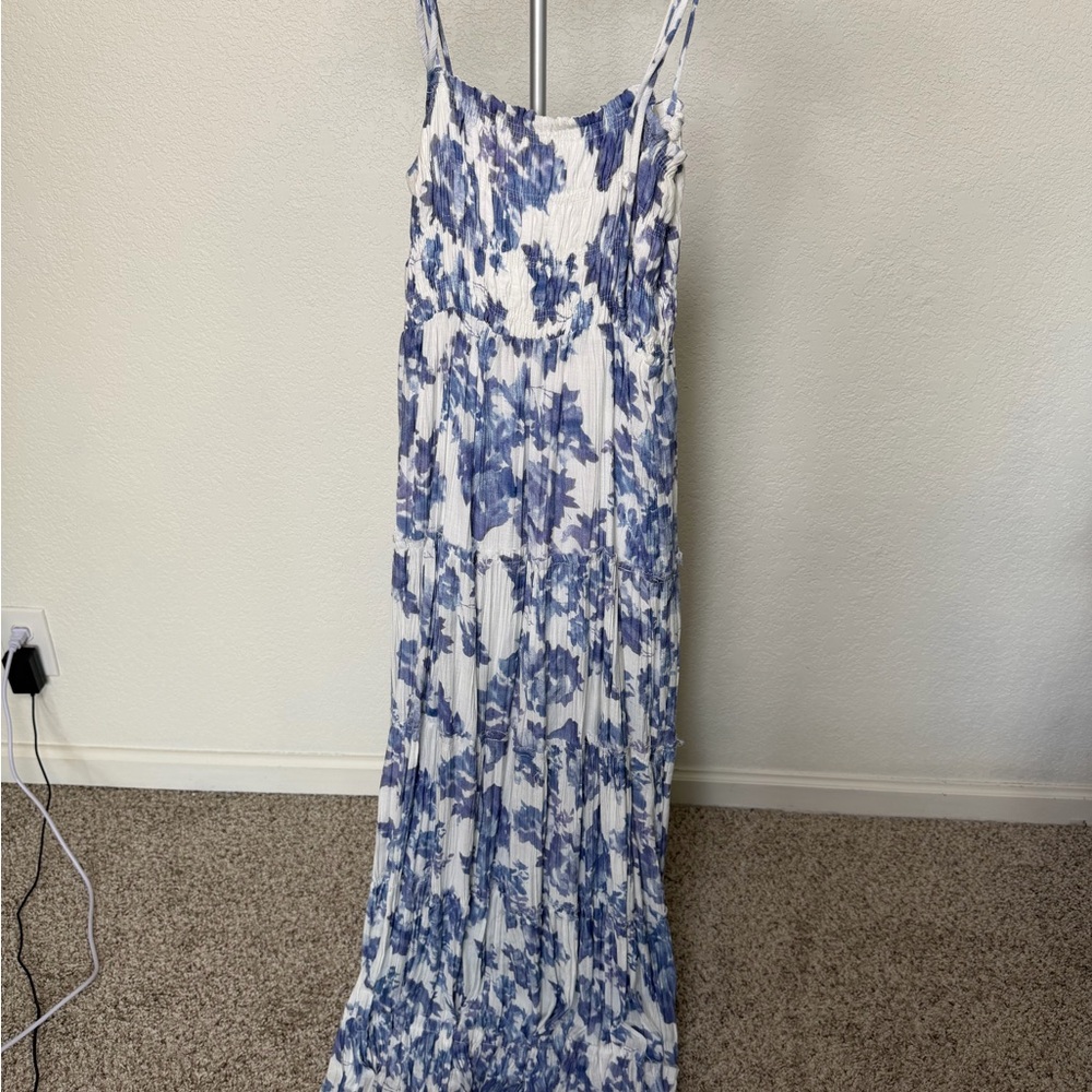 Carly Jean Los Angeles Blue and White Floral Pleated Maxi Dress